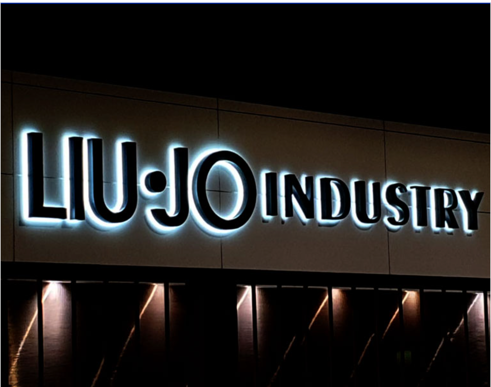 Insegna luminosa per LUI JO