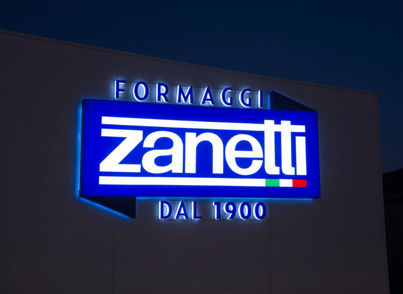 dettaglio insegna luminosa di grande formato zanetti formaggi mantova
