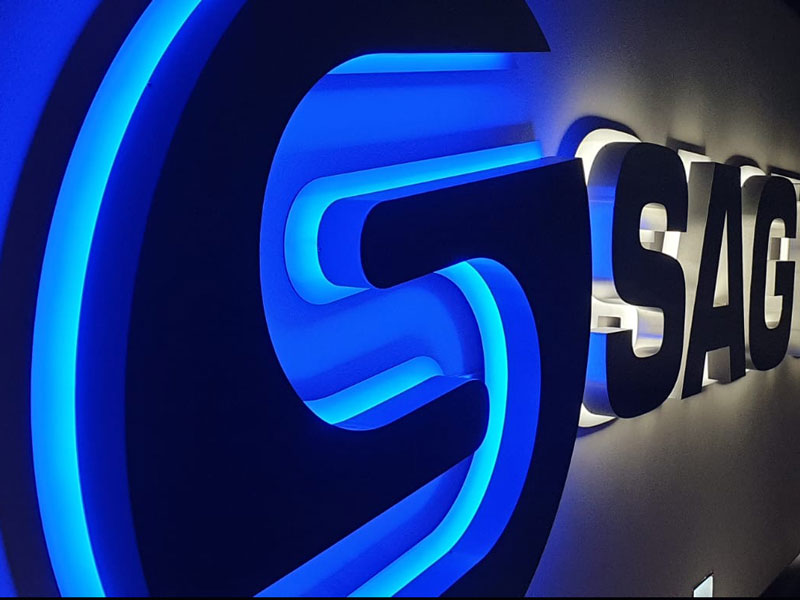 dettaglio insegna luminosa in acciaio sag group novellara