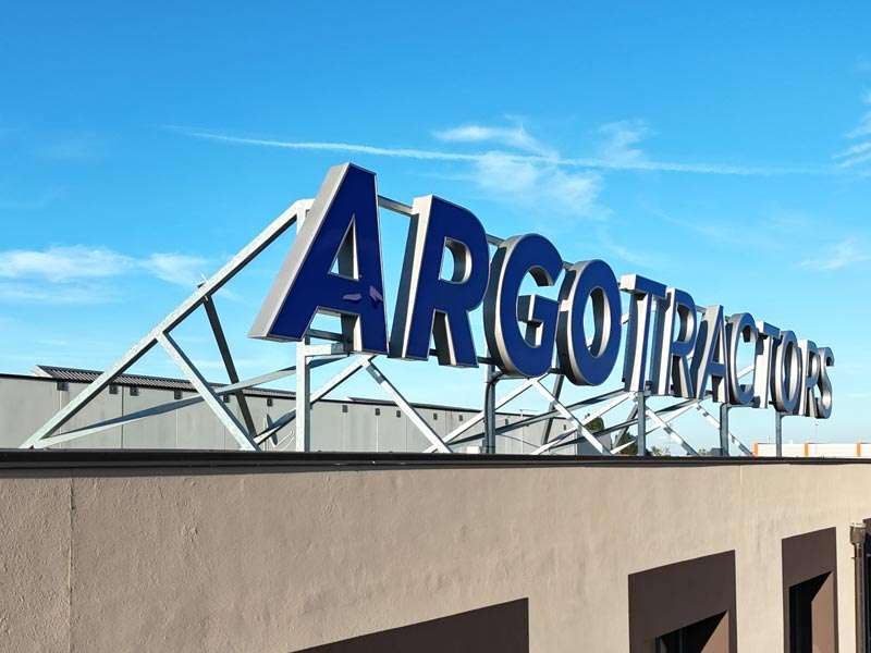 dettaglio insegna luminosa scatolare argo tractors fabbrico