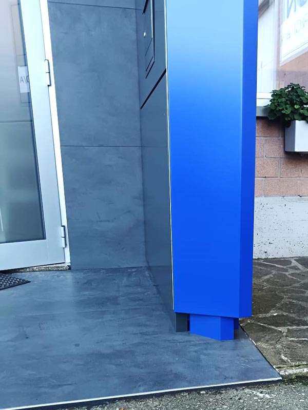 dettaglio pensilina luminosa bronzoni motori reggio emilia