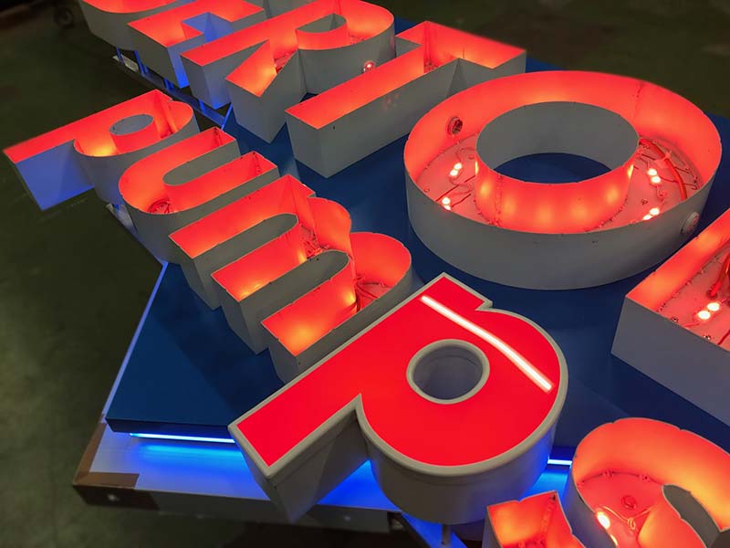 dettaglio produzione insegna luminosa bertolini pumps reggio emilia