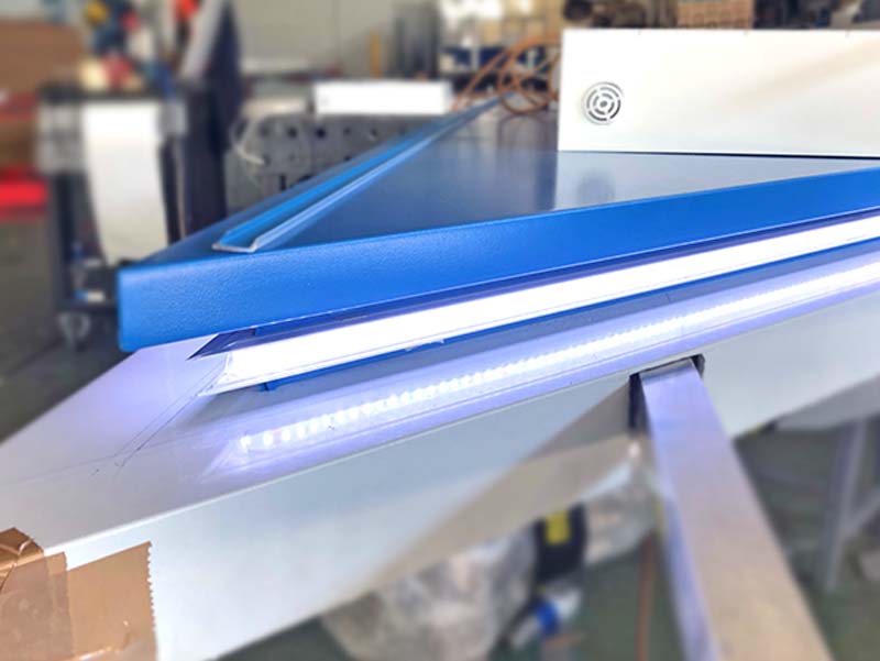dettaglio produzione insegna luminosa bertolini pumps reggio emilia