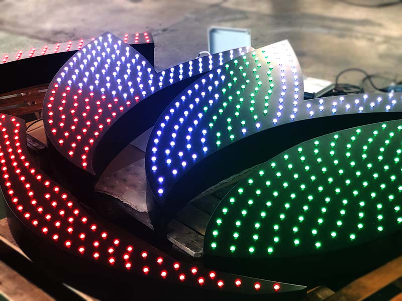 dettaglio produzione insegna luminosa macao vlt gattatico