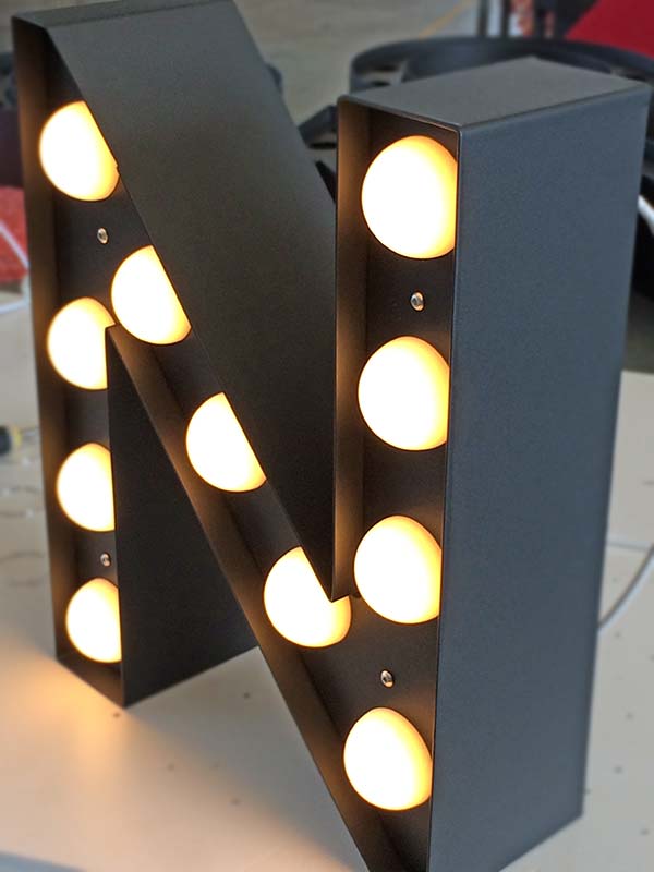 dettaglio produzione insegna scatolare a led kaffee reggio emilia