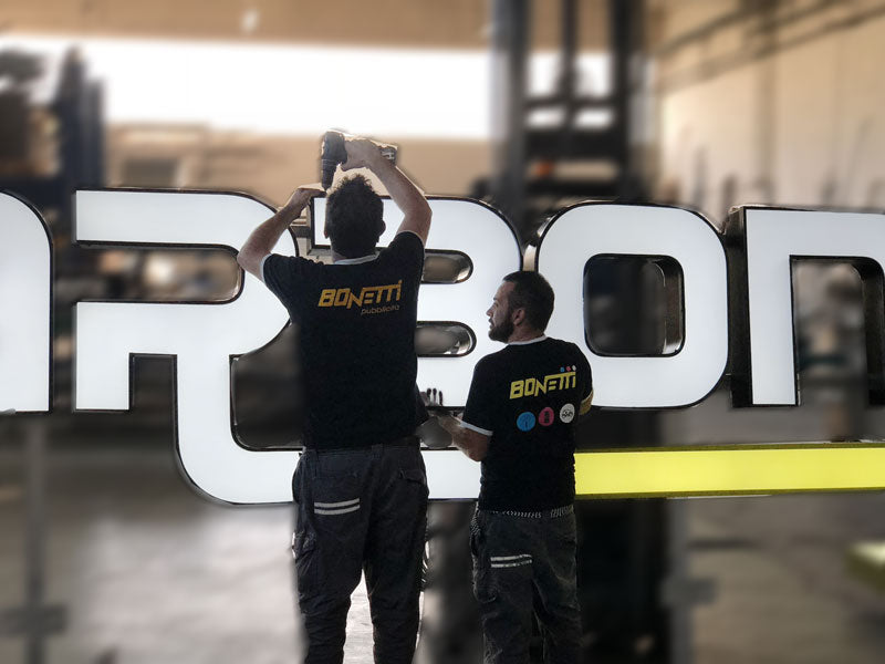 dettaglio produzione insegna scatolare carboni spa parma