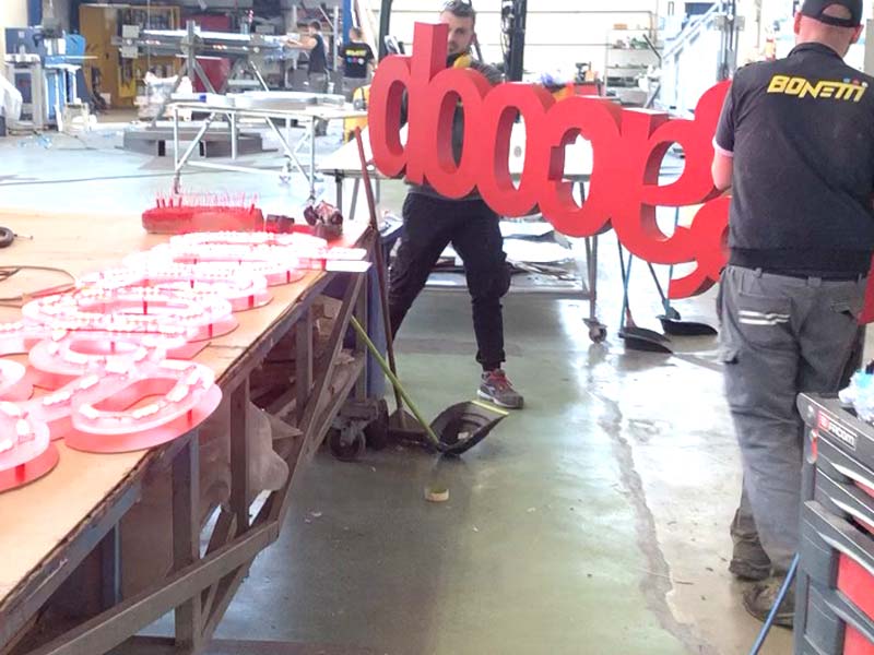dettaglio produzione insegna scatolare legacoop reggio emilia