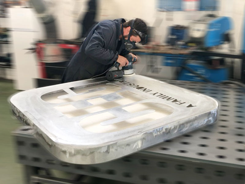 dettaglio produzione totem luminoso a led ceg srl correggio