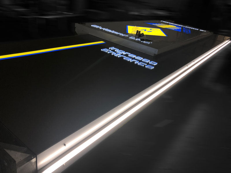 dettaglio produzione totem luminoso aziendale alintech srl cremona