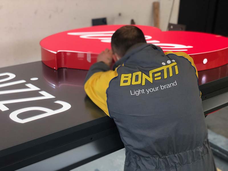 dettaglio produzione totem luminoso con logo scatolare love pizza reggio emilia