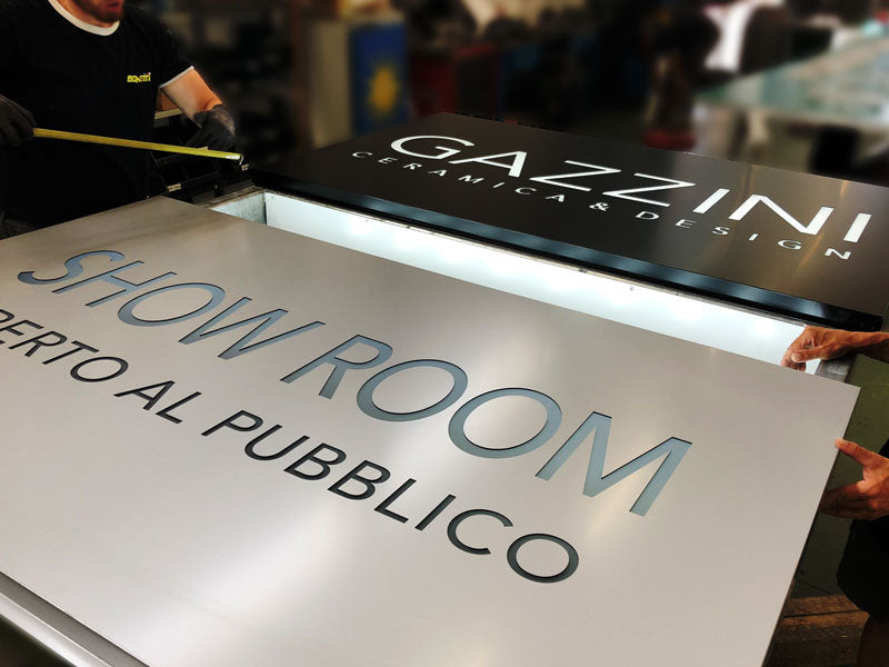 dettaglio produzione totem luminoso gazzini ceramica&design rubiera