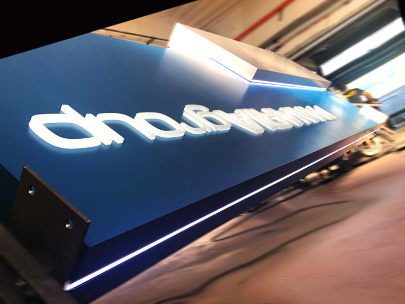 dettaglio produzione totem luminoso panaria group spa sassuolo