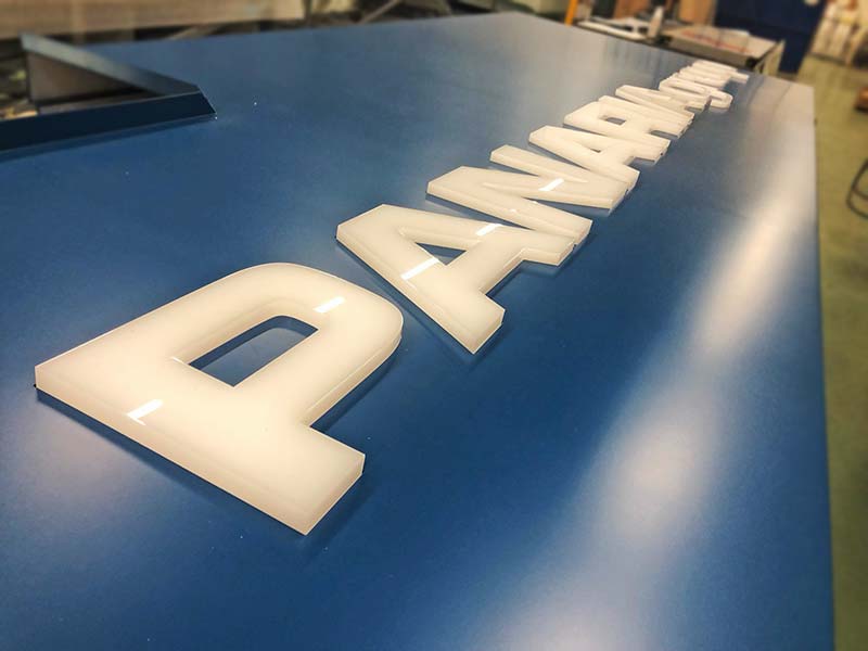 dettaglio produzione totem luminoso panaria group spa sassuolo