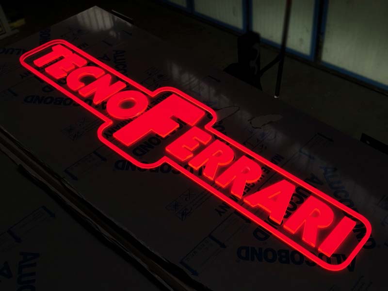 dettaglio produzione totem modulare in alucobond tecnoferrari spa sassuolo