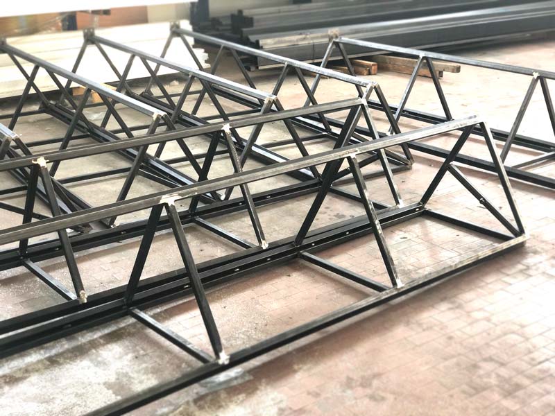 dettaglio produzione totem segnaletici trifacciali modula spa salvaterra