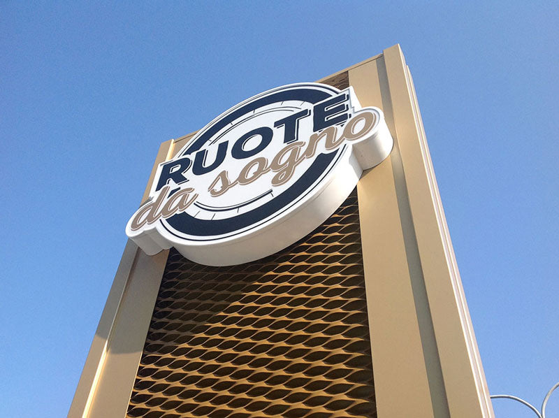 dettaglio totem lamiera stirata ruote da sogno reggio emilia