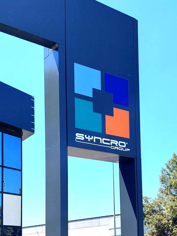 dettaglio totem luminoso aziendale plantech modena