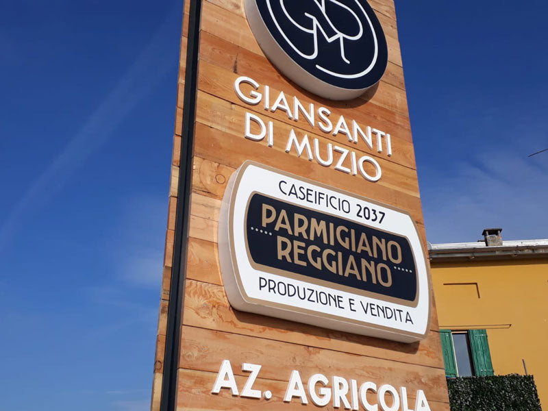 dettaglio totem luminoso legno azienda agricola giansanti traversetolo