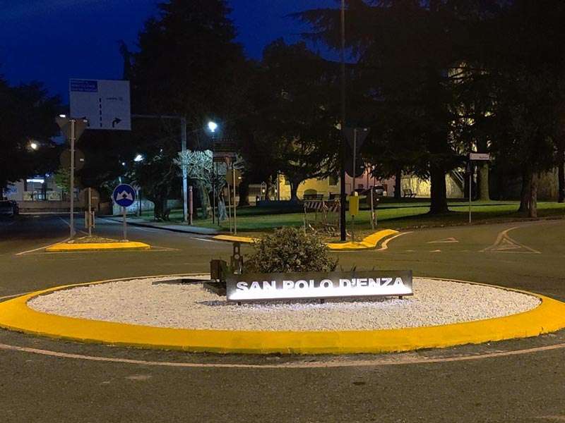 insegna lettere metacrilato su corten per rotatoria san polo d'enza