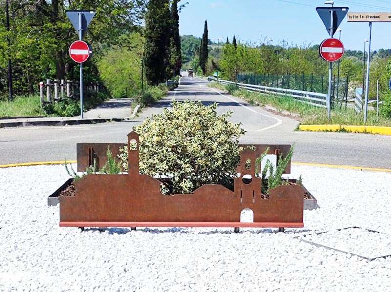 insegna lettere metacrilato su corten per rotatoria san polo d'enza