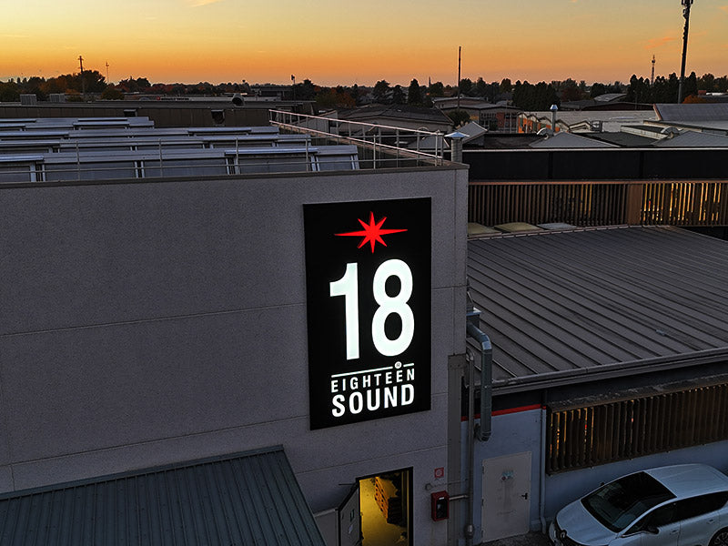 18 Sound - Insegna luminosa aziendale a lettere scatolate su pannellatura