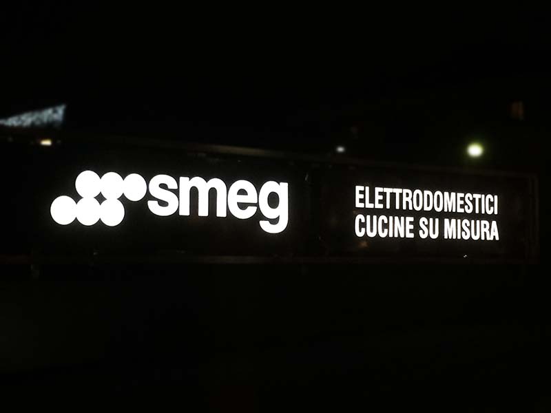 insegna luminosa alluminio traforato smeg reggio emilia