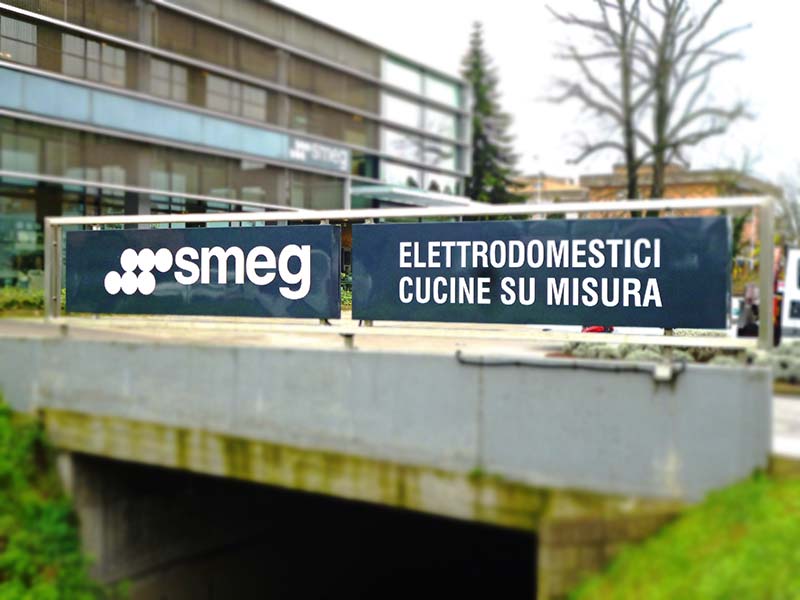 insegna luminosa alluminio traforato smeg reggio emilia