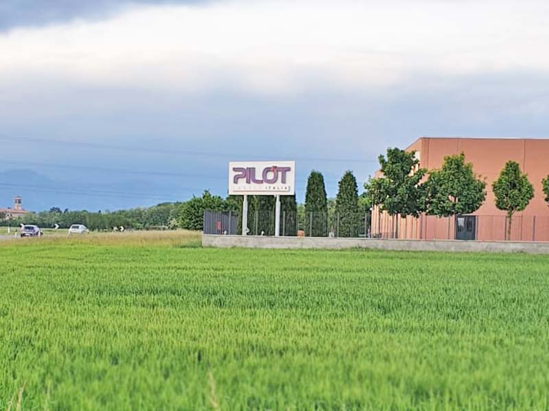 insegna luminosa aziendale scatolare pilot milano