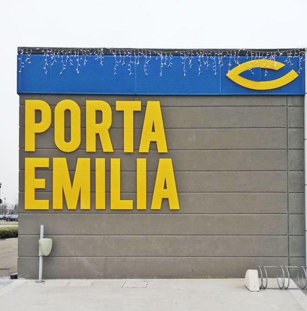 insegna luminosa centro commerciale parma retail