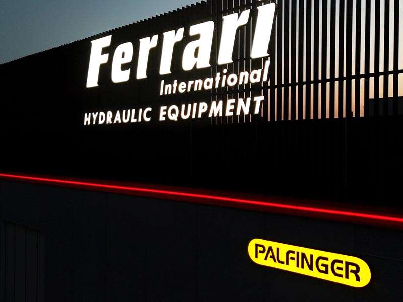 insegna luminosa ferrari palfinger spa reggio emilia