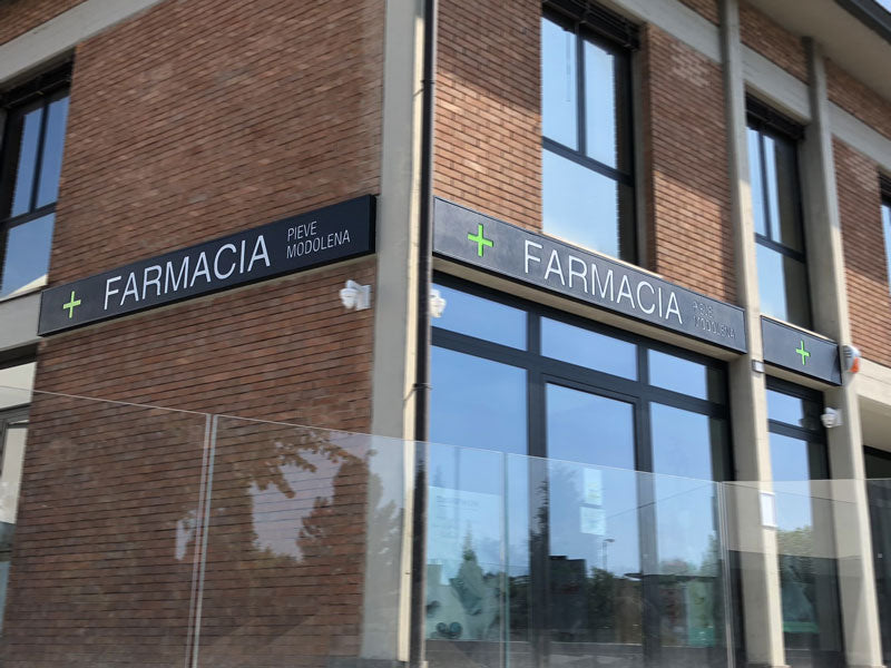 insegna luminosa metallo traforato farmacia pieve modolena