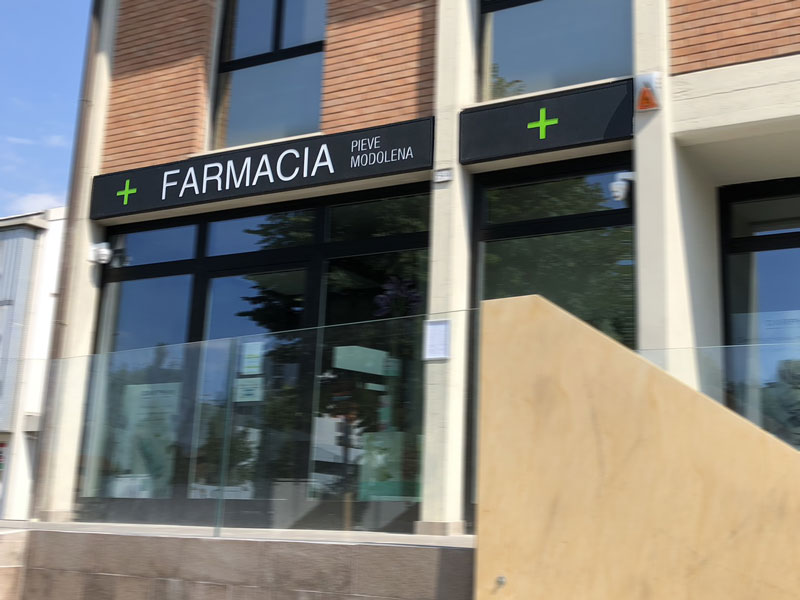 insegna luminosa metallo traforato farmacia pieve modolena