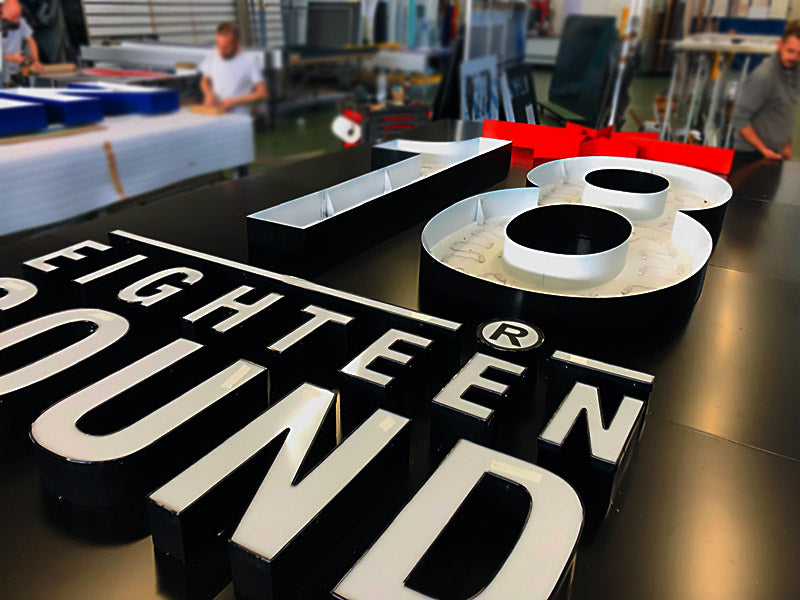 18 Sound - Insegna luminosa aziendale a lettere scatolate su pannellatura