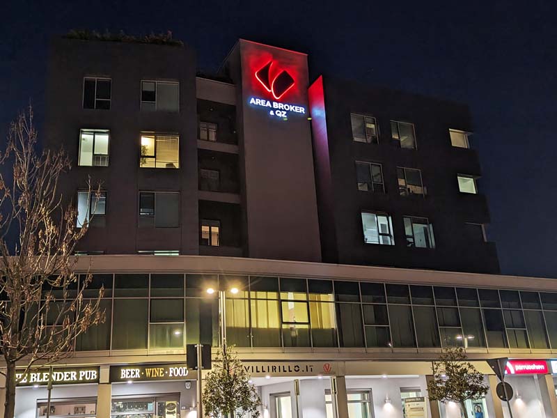 insegna luminosa scatolare area broker reggio emilia