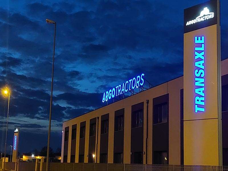 insegna luminosa scatolare argo tractors fabbrico
