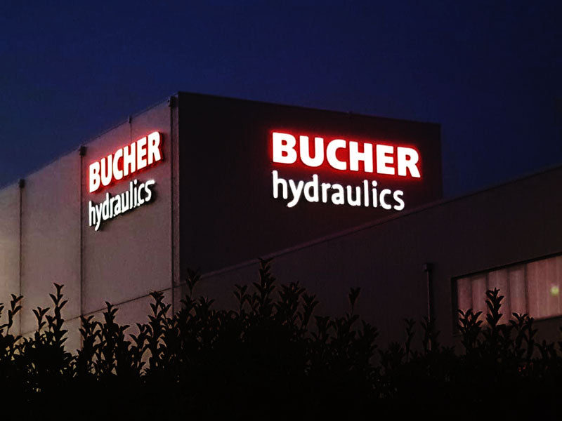 insegna luminosa scatolare di grande formato bucher hydraulics reggio emilia