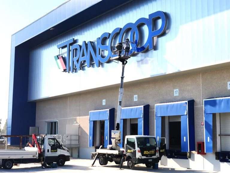 insegna luminosa scatolare di grande formato transcoop reggio emilia