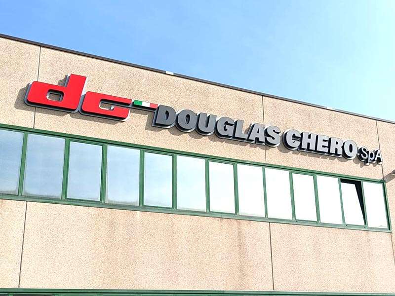 insegna luminosa scatolare douglas chero piacenza