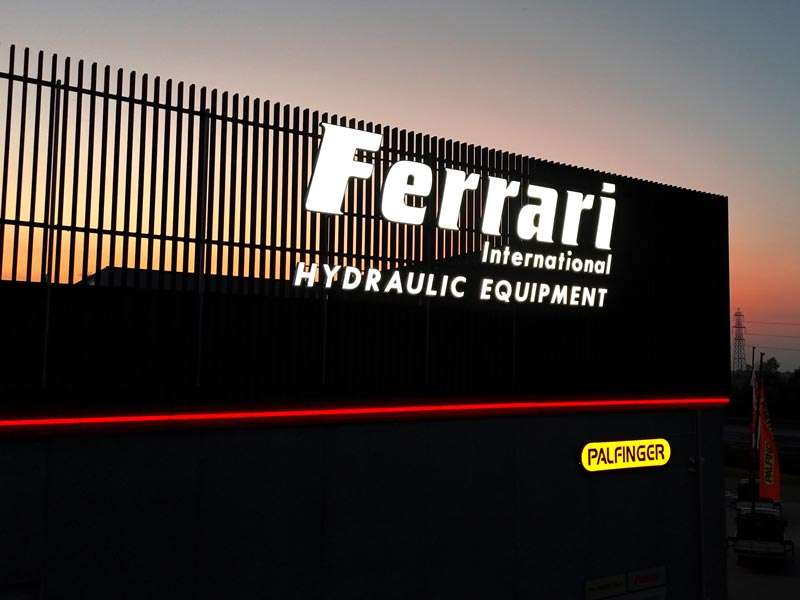 insegna luminosa scatolare ferrari palfinger spa reggio emilia