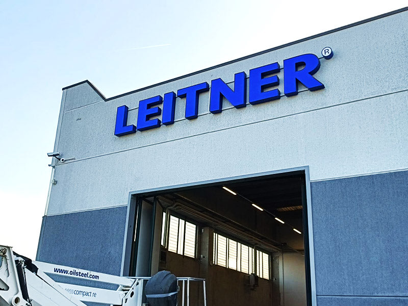 insegna luminosa a lettere scatolari a led realizzata per Leitner spa nella sede di Verona