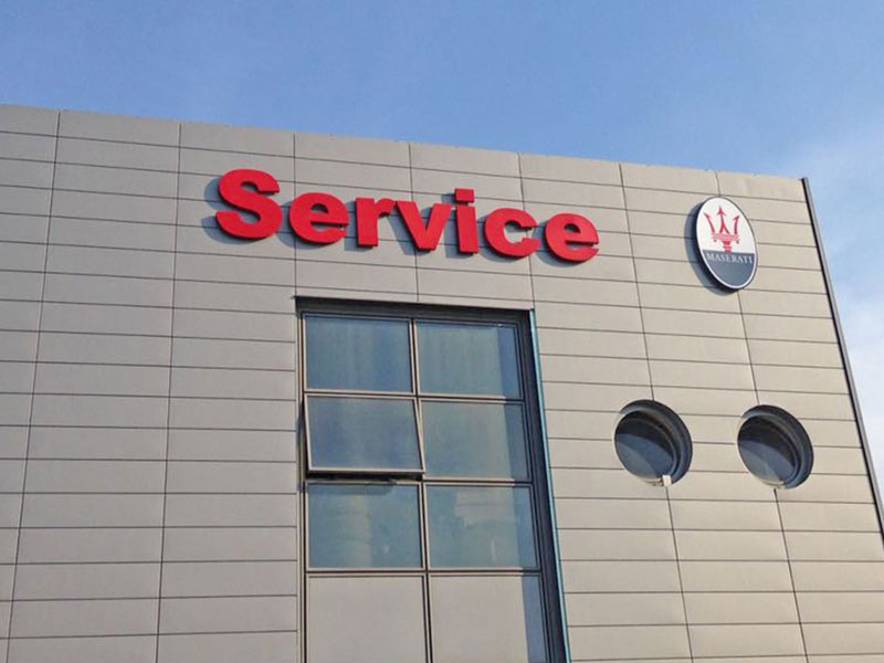 insegna scatolare in acciaio inox e plexi maserati suzzara