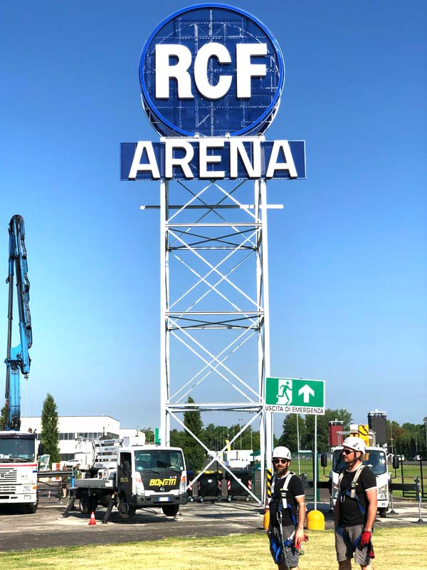 insegna scatolata rcf arena reggio emilia