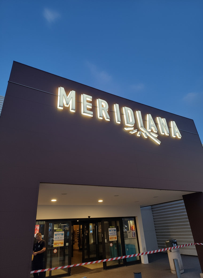 bonetti ha realizzato la nuova insegna luminosa a lettere scatolari con luce calda riflessa per il centro commerciale meridiana reggio emilia