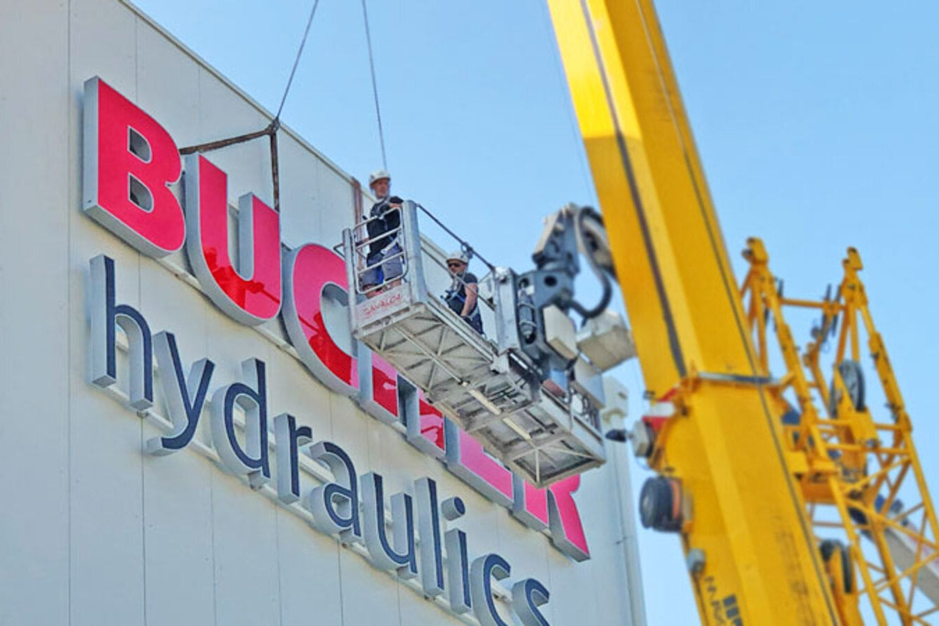 bonetti insegne installa insegna luminosa aziendale per bucher a reggio emilia