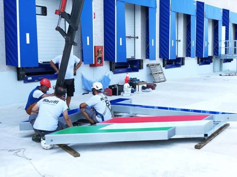 installazione insegna luminosa scatolare di grande formato transcoop reggio emilia