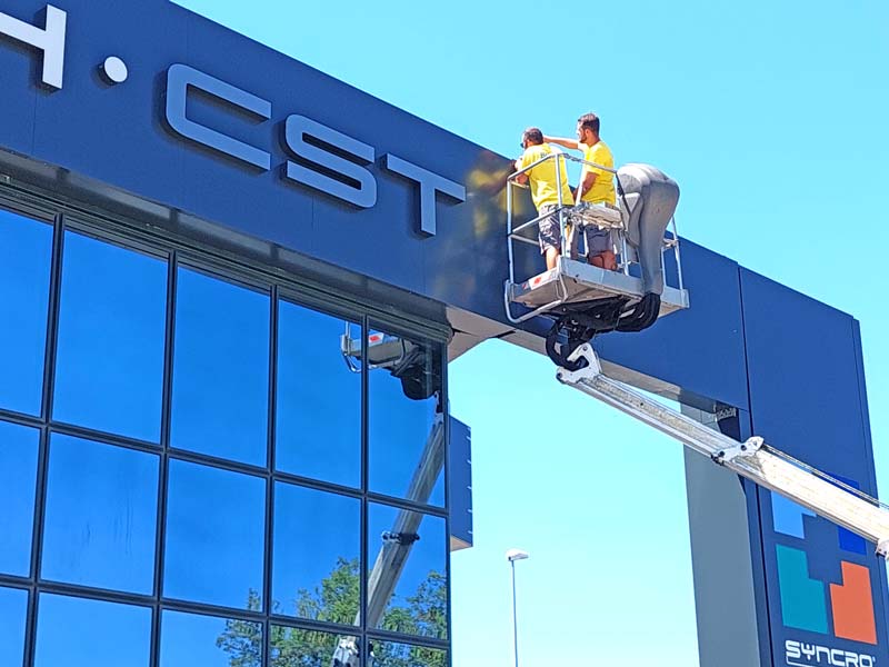 installazione insegna luminosa scatolare plantech modena