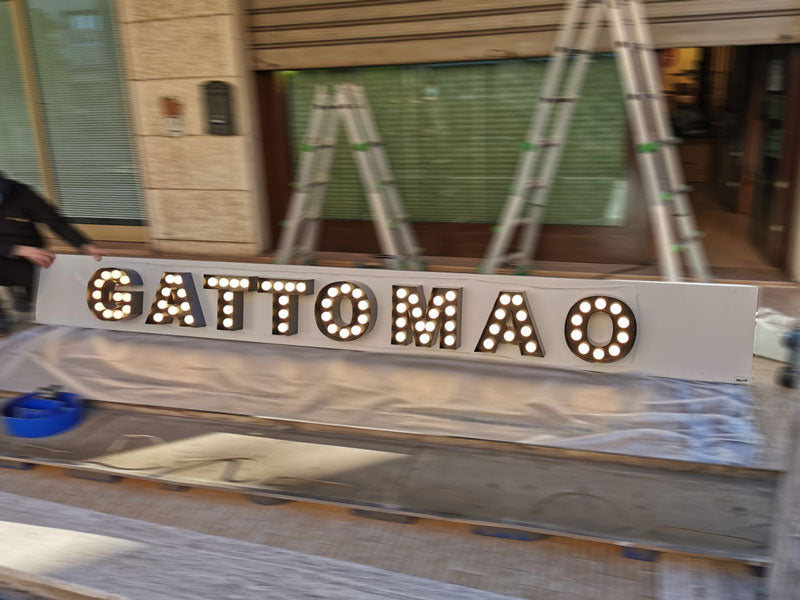 installazione insegna scatolare gattomao gioielleria reggio emilia