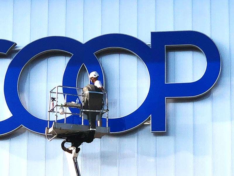 installazione insegna scatolare transcoop reggio emilia