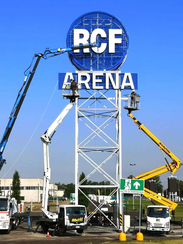 installazione insegna scatolata rcf arena reggio emilia