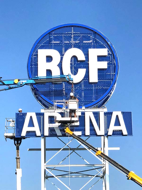 installazione insegna scatolata rcf arena reggio emilia